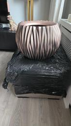 Wave pot van Pot&Vaas kleur Brons in Eric Kuster stijl, Tuin en Terras, Bloempotten, Ophalen, Rond, Aardewerk, Binnen