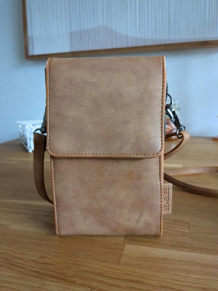 Beagles telefoon tasje., Sieraden, Tassen en Uiterlijk, Tassen | Damestassen, Zo goed als nieuw, Bruin, Ophalen