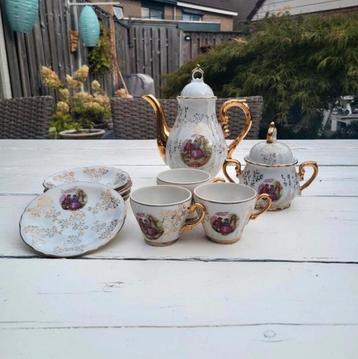 Elegant servies met gouden details beschikbaar voor biedingen