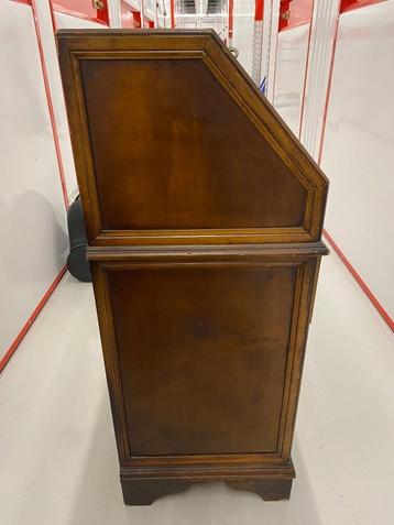 Secretaire beschikbaar voor biedingen