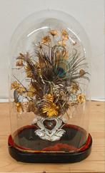 Glazen stolp met decoratie van veren en gouden bloemen, Ophalen