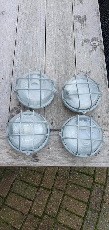 4 stuks Stal lamp kunststof 20 cm bij 11 cm beschikbaar voor biedingen
