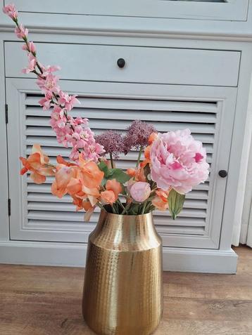 Kunstbloemen met vaas beschikbaar voor biedingen