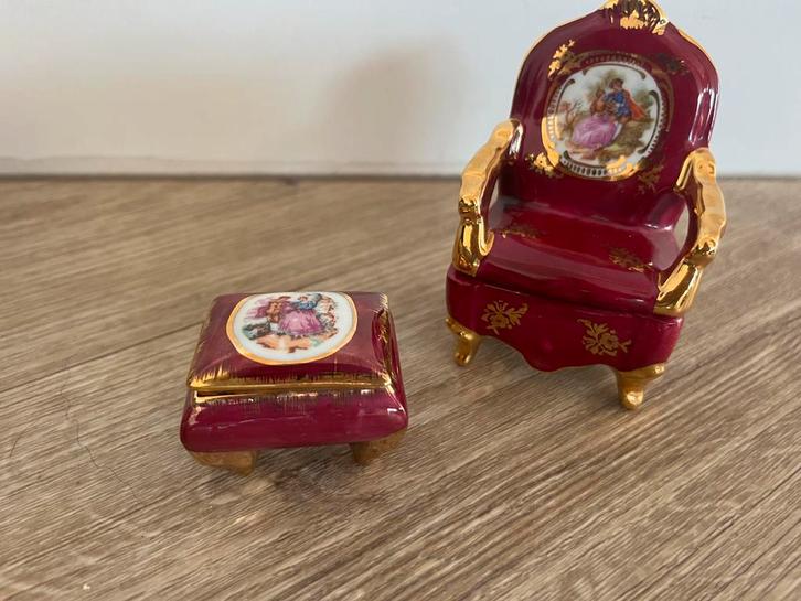 Limoges France Porseleinen Miniatuur Stoel & Kistje, Antiek en Kunst, Antiek | Porselein, Ophalen of Verzenden