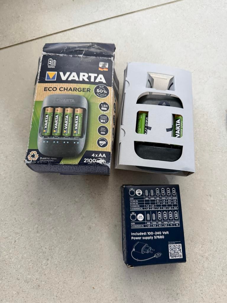 Varta Eco Charger + 4x AA Batterijen - Nieuwstaat, Ophalen of Verzenden, Zo goed als nieuw, Oplaadbaar