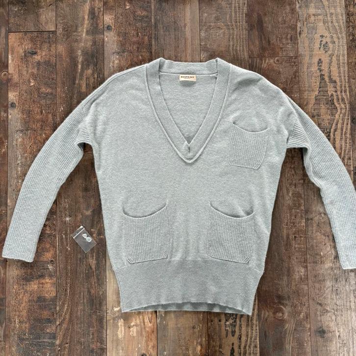 Repeat Cashmere duifgrijsblauwe V hals trui ZGAN, Kleding | Dames, Truien en Vesten, Zo goed als nieuw, Maat 36 (S), Grijs, Ophalen of Verzenden