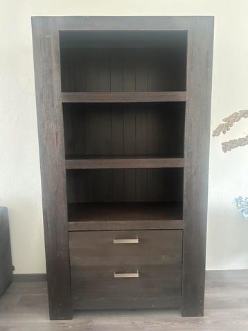 Houten kast beschikbaar voor biedingen