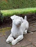 Betonnen beeldje hond met bal., Tuin en Terras, Tuinbeelden, Ophalen, Zo goed als nieuw
