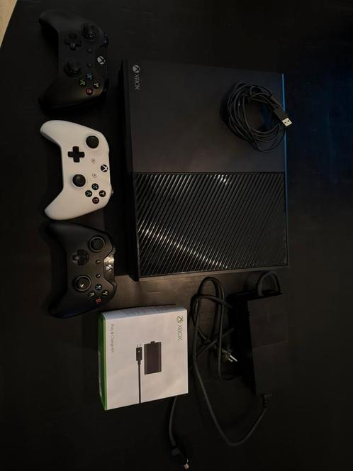 Xbox one console + 3 controllers + 10 spellen (fifa 25), Spelcomputers en Games, Spelcomputers | Xbox One, Zo goed als nieuw, Xbox One