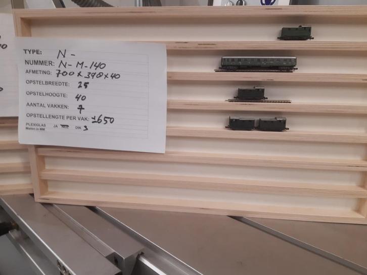 N-Spoor:N-M-140:Multiplex wandvitrine. Vingerhoedjes vitrine, Hobby en Vrije tijd, Modeltreinen | N-Spoor, Nieuw, Locomotief, Gelijkstroom of Wisselstroom