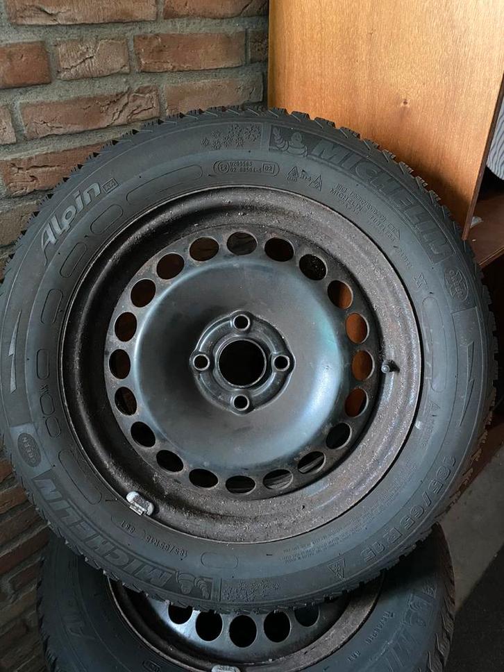 Winrerbanden met stalen velg en wieldoppen 185/65R15, Auto diversen, Aanhangwagen-onderdelen, Zo goed als nieuw, Ophalen