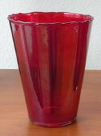 Vaas met pontilmerk. Mooie gegolfde rand., Ophalen of Verzenden, Zo goed als nieuw, Rood, Glas
