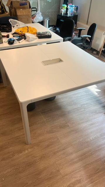 Ikea bureau’s // 25 euro per stuk - afbeelding 1