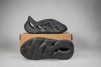 Yeezy Foam RNNR Carbon | Maat 46, Slippers, Zwart, Nieuw, Ophalen of Verzenden