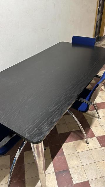 Tafel met 3 stoelen beschikbaar voor biedingen