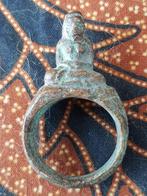 Mooie antieke Oosterse ring met Boeddha van brons 4,3 cm.