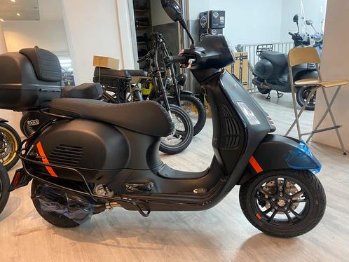 Vespa Gts 300 Super 2024 nieuw mat zwart, Motoren, Motoren | Piaggio, Bedrijf, Scooter, 1 cilinder, Ophalen