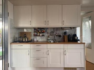 Keukenblok inclusief apparatuur beschikbaar voor biedingen