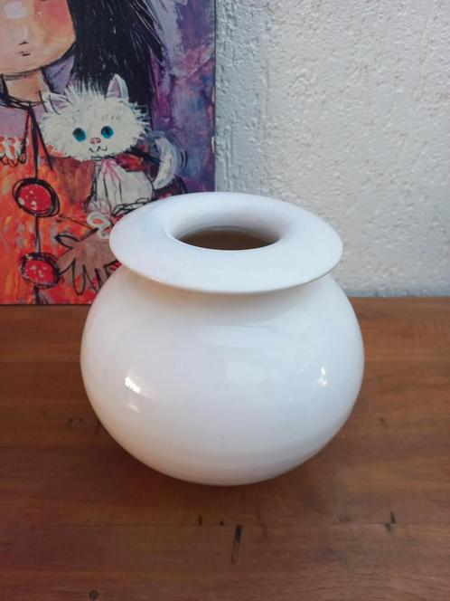 Mooie vintage vaas. Retro keramiek. Wit, Antiek en Kunst, Antiek | Keramiek en Aardewerk, Ophalen of Verzenden