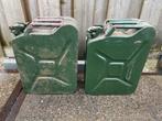 2 stuks (Vintage) groene metalen jerrycans, 20 liter, Ophalen, Gebruikt