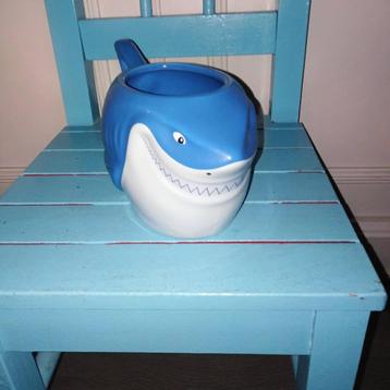 Bruce Shark van Finding Nemo haai mok beschikbaar voor biedingen