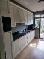 Moderne brocante witte keuken met granieten bladGEDEMONTEERD, Huis en Inrichting, Keuken | Complete keukens, Wit, Graniet of Steen