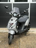 Piaggio Zip 2018 Brom 80cc Nardo Grey Full Option, Fietsen en Brommers, Scooters | Piaggio, Ophalen, Maximaal 45 km/u, Zip, Zo goed als nieuw