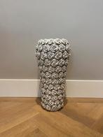 Hoge witte aardewerken vaas met rozen (moet weg), Ophalen, Gebruikt, 50 tot 75 cm, Wit