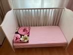 Ikea baby bed met matras, beschermer, kussen en hoeslaken, Gebruikt, Ophalen of Verzenden, Minder dan 140 cm, Matras