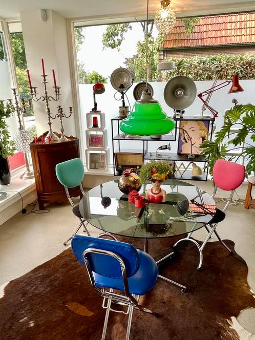 Post Modern klapstoel. Memphis style glazen tafel rookglas, Antiek en Kunst, Antiek | Meubels | Stoelen en Banken, Ophalen