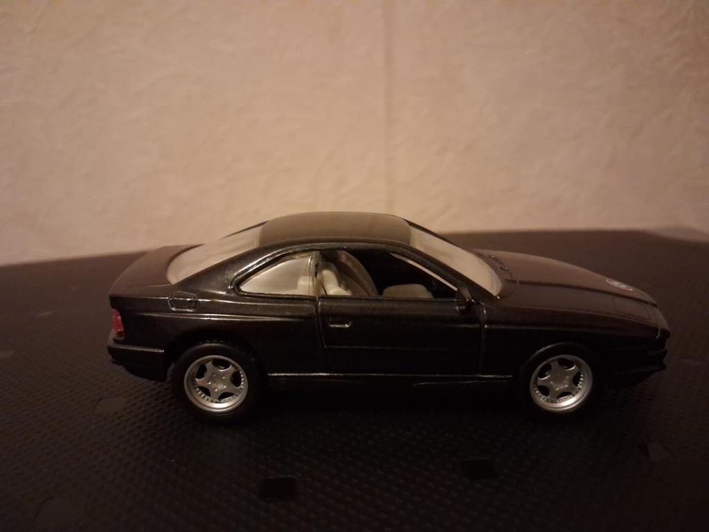 Mooie Miniatuur BMW 850 CSi, Hobby en Vrije tijd, Modelauto's | 1:18, Zo goed als nieuw, Auto, Bburago, Ophalen of Verzenden