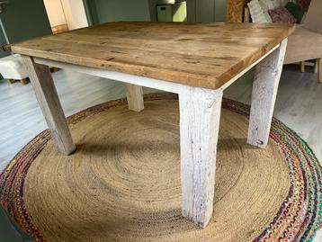 Stoere tafel van wagondelen en bielzen beschikbaar voor biedingen