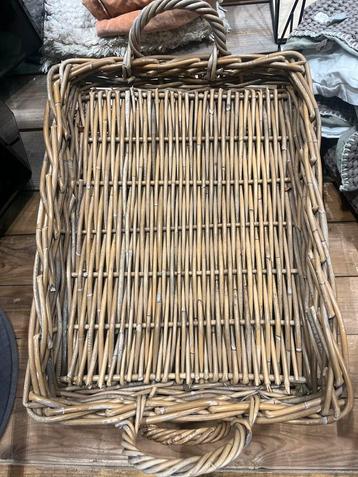 2 Rotan Dienbladen beschikbaar voor biedingen