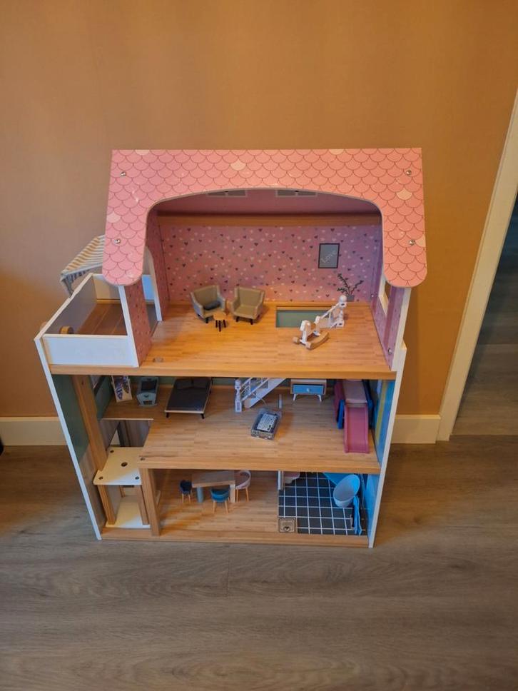 Leuk poppenhuis met accessoires!, Kinderen en Baby's, Speelgoed | Poppenhuizen, Gebruikt, Poppenhuis, Ophalen