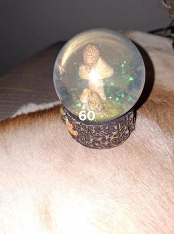 Sneeuwbal met paddestoel en herfst thema beschikbaar voor biedingen