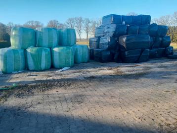 Grote balen voordrooghooi in folie, paardenhooi, kuilvoer,  beschikbaar voor biedingen