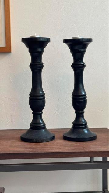 Houten kandelaars beschikbaar voor biedingen