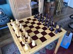 Te koop: Groot houten schaakspel met bijpassende tafel – lux, Hobby en Vrije tijd, Gezelschapsspellen | Bordspellen, Ophalen of Verzenden