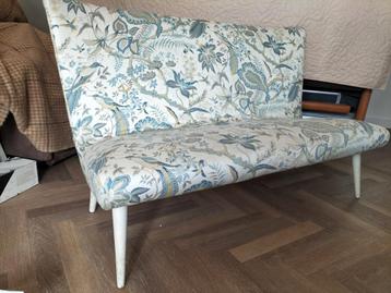 Vintage 70's Cocktail Bankje met Vintage Sanderson Stof beschikbaar voor biedingen