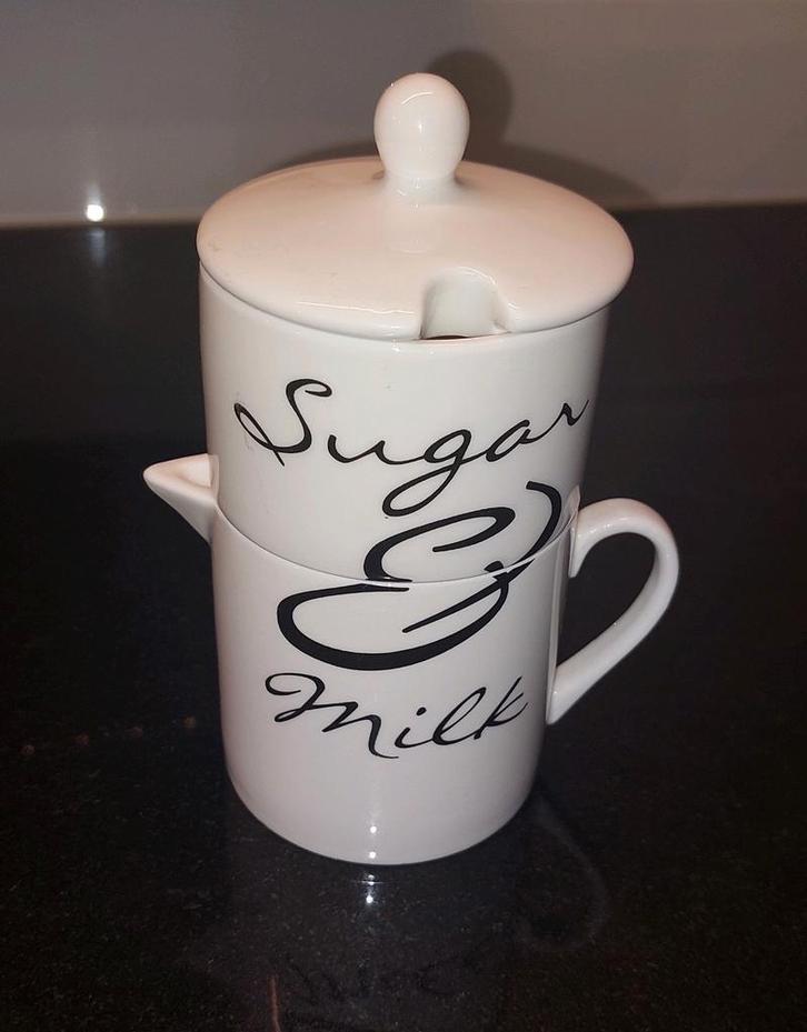 Riviera Maison porseleinen Melk en Suiker Set, Huis en Inrichting, Keuken | Servies, Zo goed als nieuw, Kop(pen) en/of Schotel(s)