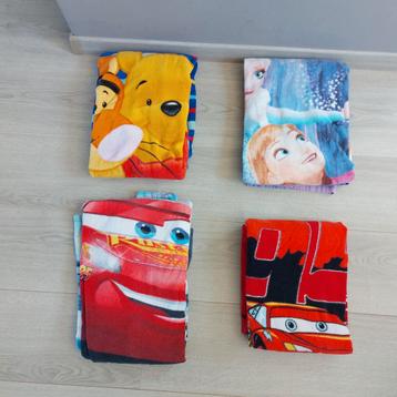 4 badhanddoeken (Frozen, 2x Cars en Winnie the Pooh) beschikbaar voor biedingen