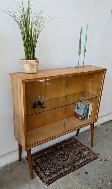 Vintage vitrinekastje met prachtig bewerkte schuifraampjes beschikbaar voor biedingen