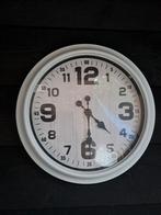Mooie witte wandklok - Klassieke touch, Huis en Inrichting, Ophalen
