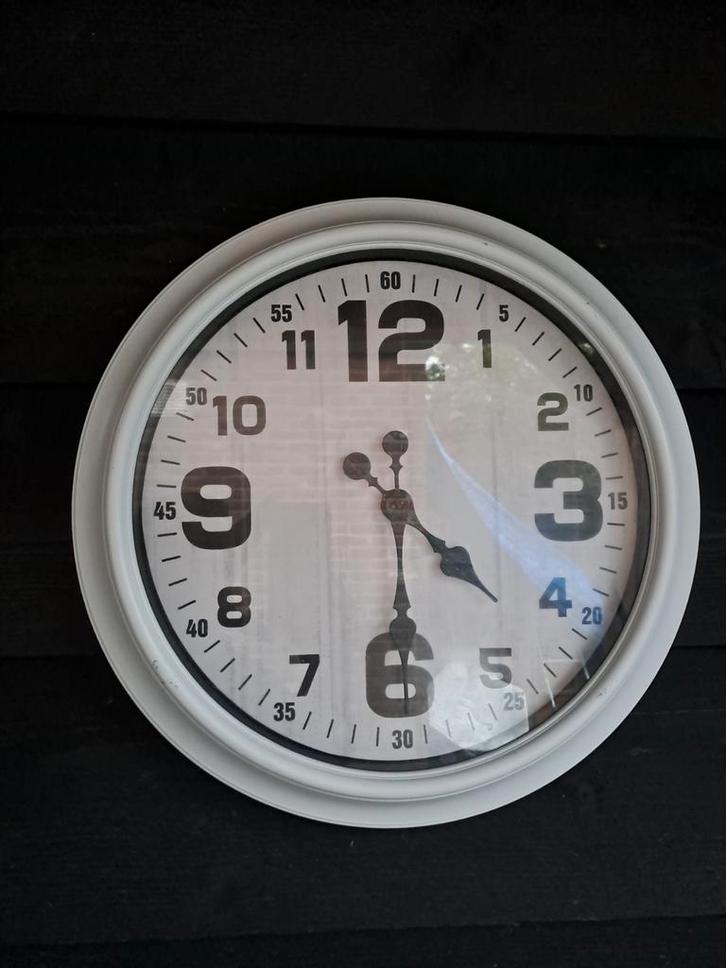 Mooie witte wandklok - Klassieke touch, Huis en Inrichting, Woonaccessoires | Klokken, Ophalen