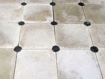 ANTIEKE CEMENT TEGELS 20X20CM CREME WIT beschikbaar voor biedingen