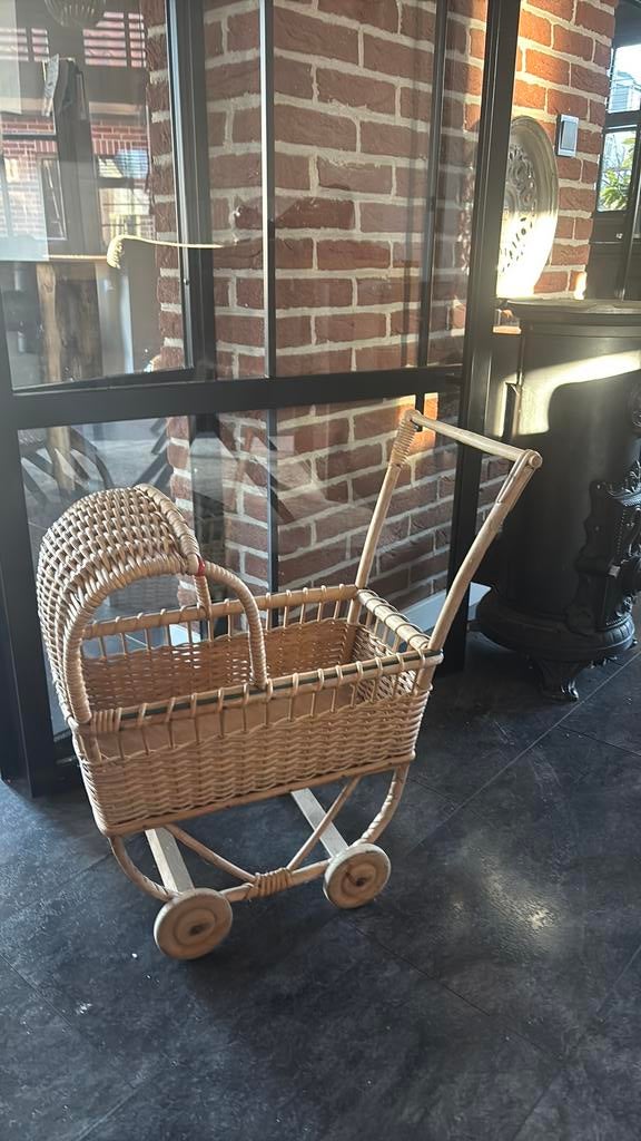 Rotan poppenwagentje, Kinderen en Baby's, Speelgoed | Poppen, Ophalen, Babypop