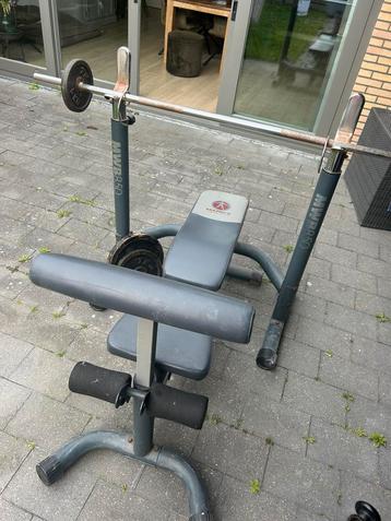 Bankdruk set, squatrek en dumbells beschikbaar voor biedingen