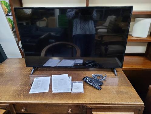 smart led tv lg nieuwstaat 2 afstandsbedieningen op voet, Audio, Tv en Foto, Televisies, Zo goed als nieuw, 100 cm of meer, Philips