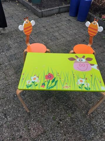Kinder tafel en stoelen hoekje beschikbaar voor biedingen