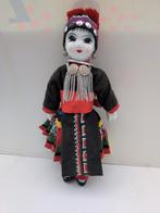 Porseleinen Popje Thaise Klederdracht 30cm, Ophalen of Verzenden, Gebruikt, Pop